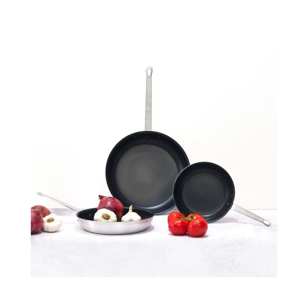 Winco® Majestic™ Quantum2® Non-Stick Fry Pans – 3003 Aluminum, 8" Dia & 14" Dia